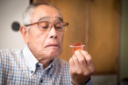 ゼリーを食べるお年寄り