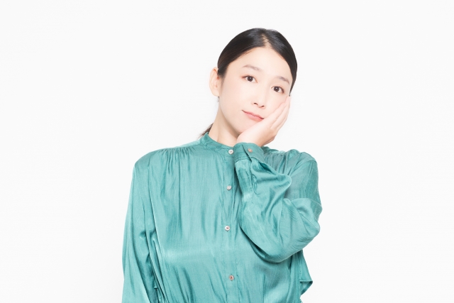 ほほをおさえる女性